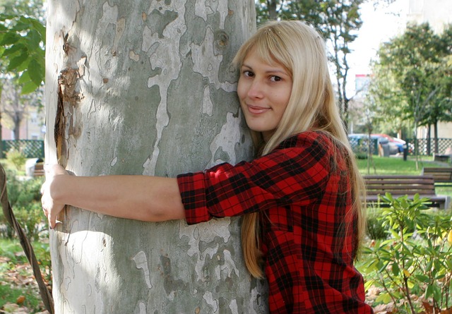 dívka objímá strom
